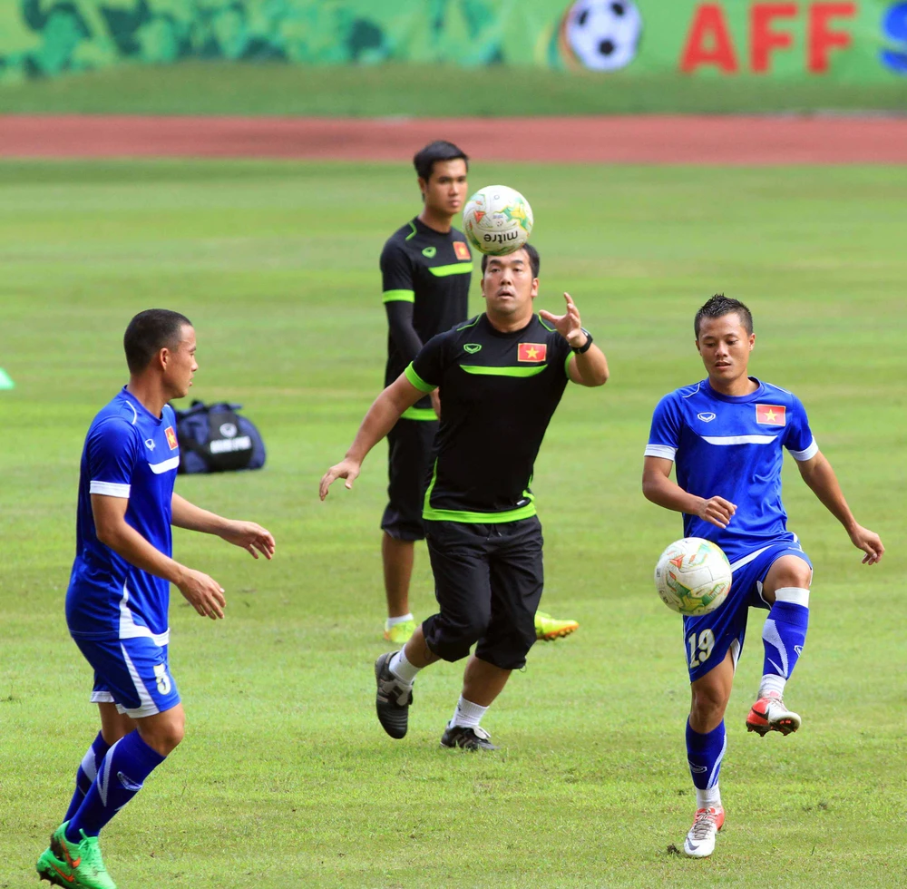 Bên lề trận Việt Nam - Malaysia: Hai HLV nắn gân nhau, CĐV rồng rắn xếp hàng mua vé ảnh 9