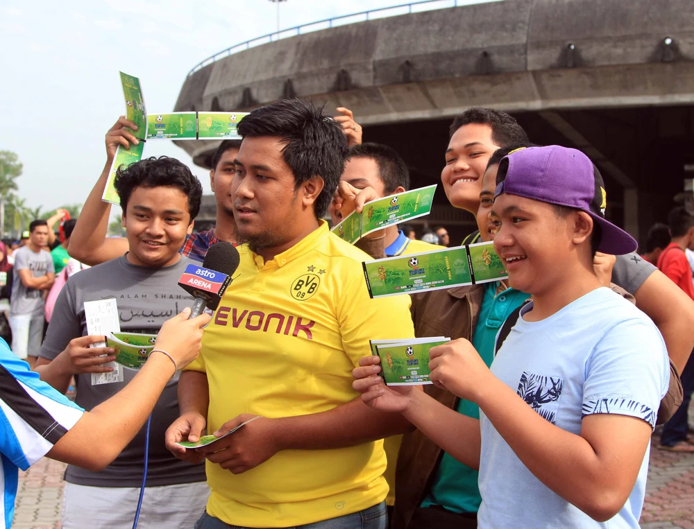 Bên lề trận Việt Nam - Malaysia: Hai HLV nắn gân nhau, CĐV rồng rắn xếp hàng mua vé ảnh 3