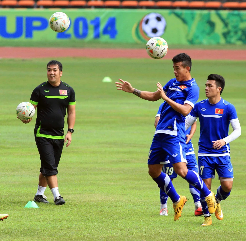 Bên lề trận Việt Nam - Malaysia: Hai HLV nắn gân nhau, CĐV rồng rắn xếp hàng mua vé ảnh 7