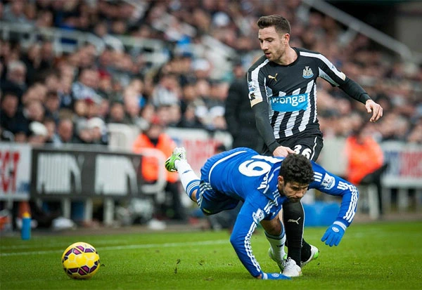 Chelsea của Costa (áo xanh) đã biết vấp ngã, sau 21 trận liên tục phi nước kiệu với nhịp điệu quen thuộc thắng - hòa. Ảnh:DM. Costa_1417882016.jpg