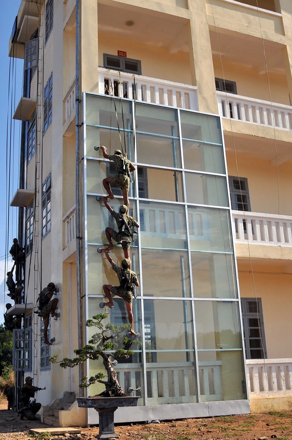 [Photo] Mãn nhãn với màn trình diễn của Bộ đội đặc công Việt Nam ảnh 8