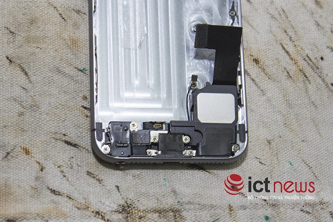 Tiếp đến là hệ thống cáp chân sạc usb, mic, loa ngoài vàjack cắm tai nghe.