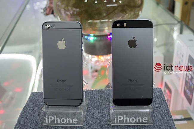 Vỏ của "iPhone 6 mới" (bên trái) và vỏ của iPhone 5s (bên phải).