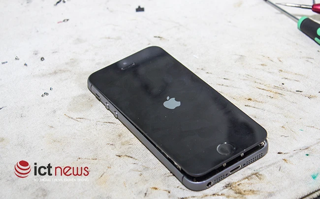 Test máy trước khi lắp màn hình cố định.