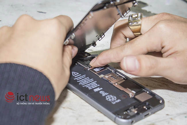 Hệ thống màn hình được kết nối với Main của máy. Đây là bước đòi hỏi sự tỉ mỉ và cẩn thận tuyệt đối.