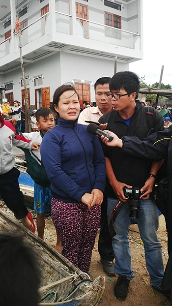 Sóng nhấn chìm ghe, 2 người chết đuối ảnh 1