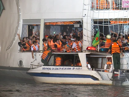 Diễn tập chữa cháy, cứu hộ cứu nạn 600 người trên tàu Bến Nghé ảnh 4