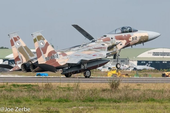 Tiêm kích F-15J sơn màu hoa anh đào tuyệt đẹp ảnh 7 r