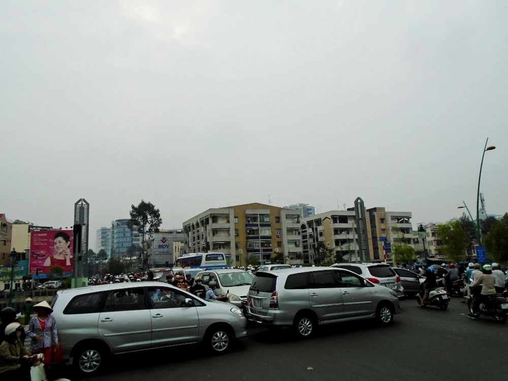 Người dân đổ xô xem cháy, giao thông ùn tắc trầm trọng ảnh 6