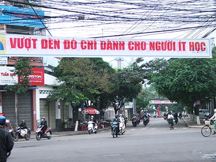 Gỡ băng rôn phản cảm 'Vượt đèn đỏ chỉ dành cho người ít học' ảnh 1