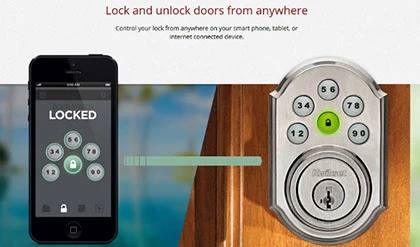 Ngồi quán cà phê, dùng Smartphone mở cửa nhà từ xa ảnh 2