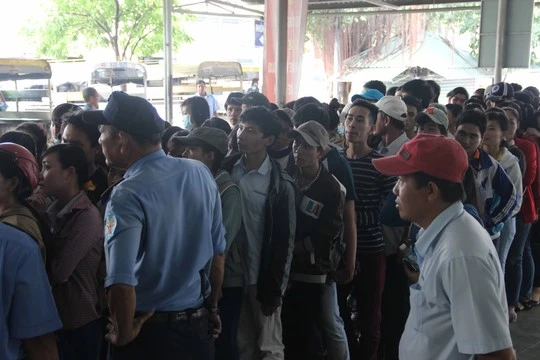 Để bảo đảm an ninh trật tự, bảo vệ, nhân viến bán vé yêu cầu khách hàng phải xếp hàng.