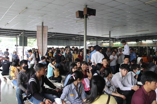 Vã mồ hôi mới “săn” được vé xe Tết