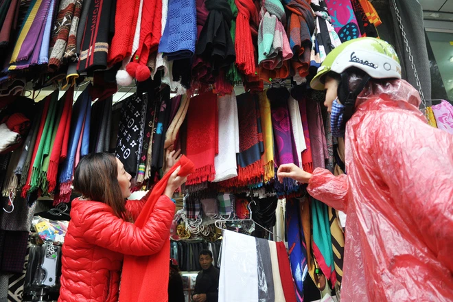 Hà Nội rét đậm, người dân đốt lửa sưởi ấm ảnh 7