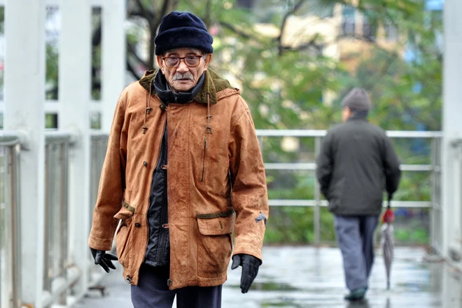 Hà Nội rét đậm, người dân đốt lửa sưởi ấm ảnh 3