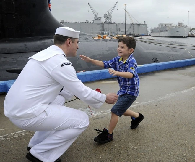 Phút đoàn tụ giữa một thủy thủ và con trai sau thời gian hoàn thành nhiệm vụ.