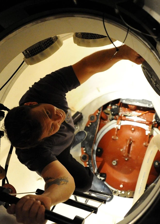 Cầu thang dẫn vào bên trong một tàu ngầm hạt nhân của Mỹ.