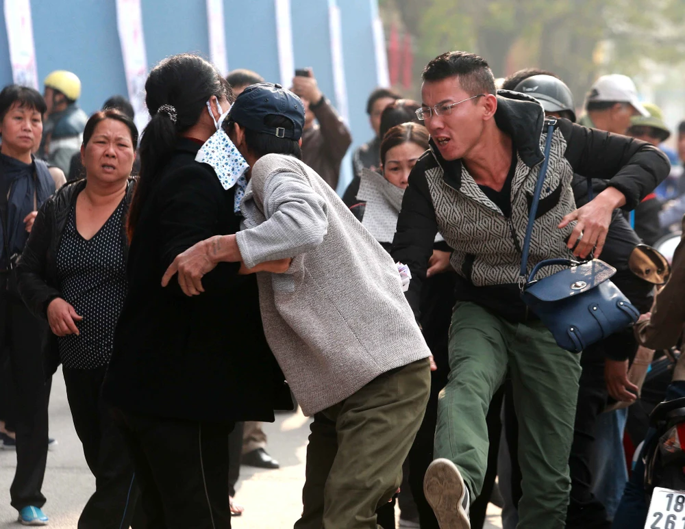 CĐV khổ sở chen nhau mua vé xem trận Hải Phòng - HA Gia Lai ảnh 10