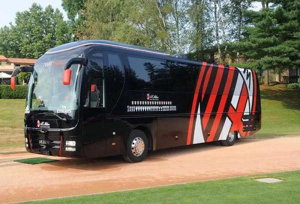 Sốc: Quá nghèo, AC Milan bán cả… xe bus của CLB ảnh 1