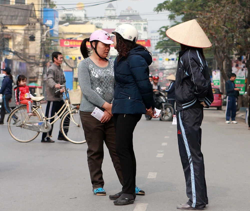 CĐV khổ sở chen nhau mua vé xem trận Hải Phòng - HA Gia Lai ảnh 6