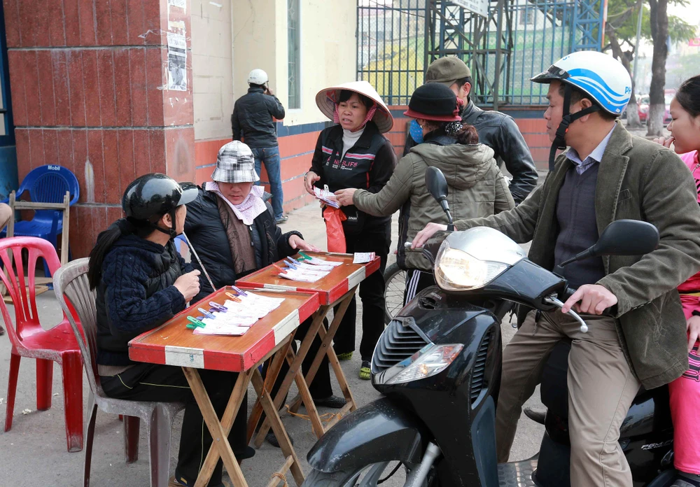 CĐV khổ sở chen nhau mua vé xem trận Hải Phòng - HA Gia Lai ảnh 7