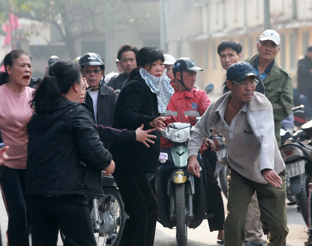 CĐV khổ sở chen nhau mua vé xem trận Hải Phòng - HA Gia Lai ảnh 8