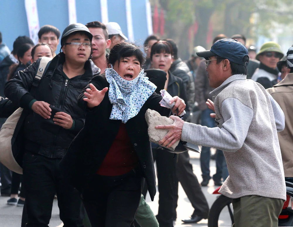 CĐV khổ sở chen nhau mua vé xem trận Hải Phòng - HA Gia Lai ảnh 9