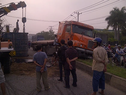 Xe container lật trong khu công nghiệp ảnh 2 Xe container lật trong khu công nghiệp ảnh 2