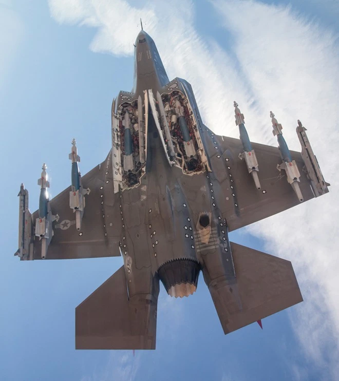 Cấu hình vũ khí tấn công mặt đất với 6 bom thông minh Paveway dẫn đường bằng laser trong đó có 4 bom treo bên ngoài và 2 bên trong khoang. Để tự vệ, F-35 còn mang theo 2 tên lửa không đối không tầm ngắn AIM-9X ở hai đầu mút cánh và 2 tên lửa AIM-132 bên trong khoang vũ khí.