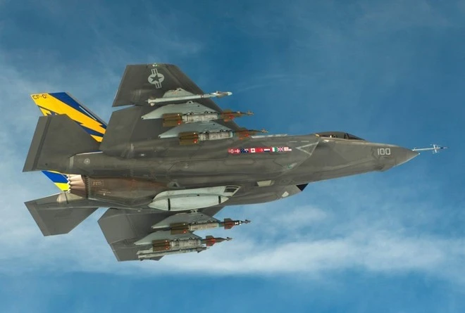 Hai khoang vũ khí bên trong có khả năng mang theo tải trọng 1.360 kg, 6 giá treo bên ngoài có thể mang theo tải trọng 6.800 kg. Tổng tải trọng vũ khí tối đa của F-35 khoảng 8 tấn.