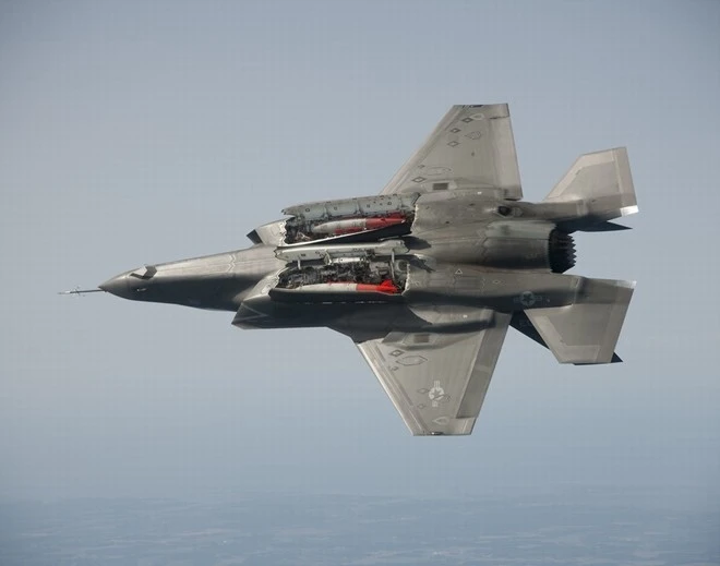 F-35 với 2 bom thông minh JDAM bên trong khoang vũ khí. JDAM là một loại vũ khí tấn công mặt đất rất hiệu quả.