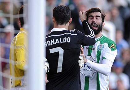 Ronaldo bị cấm thi đấu 2 trận vì 'đánh nguội' ảnh 3