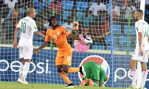 Gervinho (áo cam) cũng góp một bàn, dập tắt mọi hy vọng của Algeria trong ít phút cuối cùng. Ảnh:AFP. Gervinho-7287-1422832136.jpg