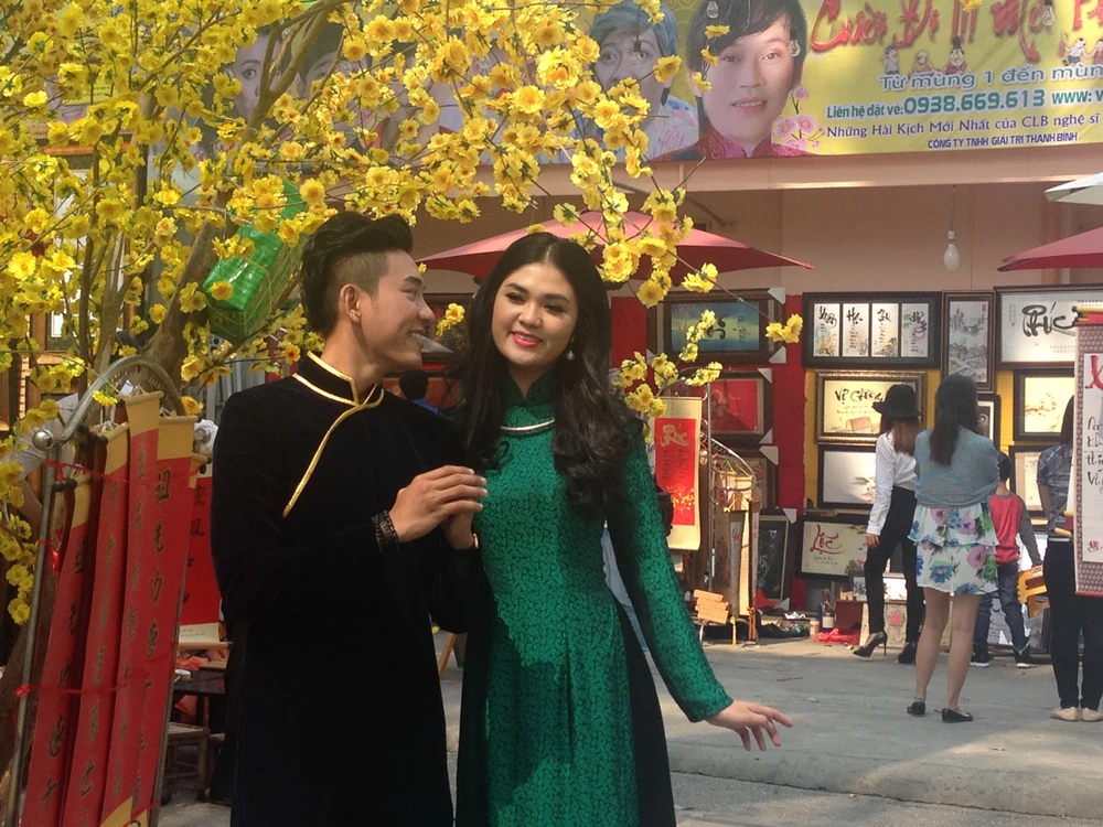 Người đẹp khoe sắc cùng hoa tết Ất Mùi ảnh 2