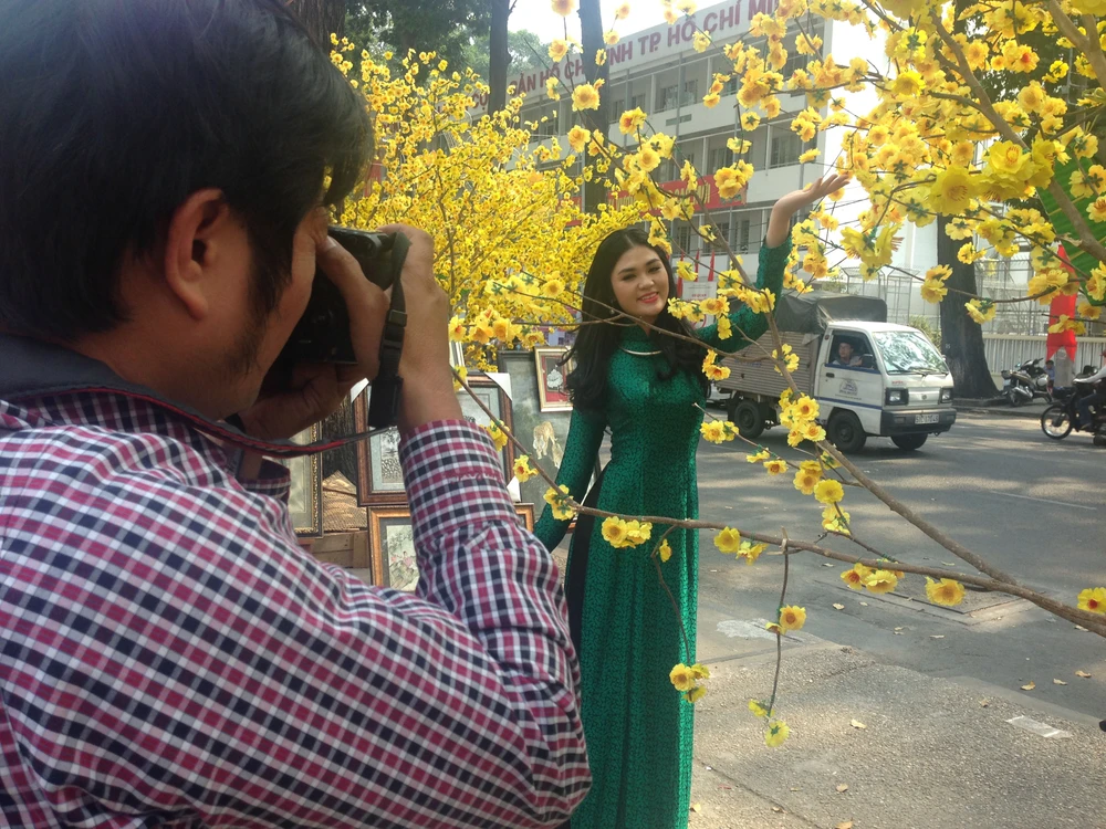 Người đẹp khoe sắc cùng hoa tết Ất Mùi ảnh 12