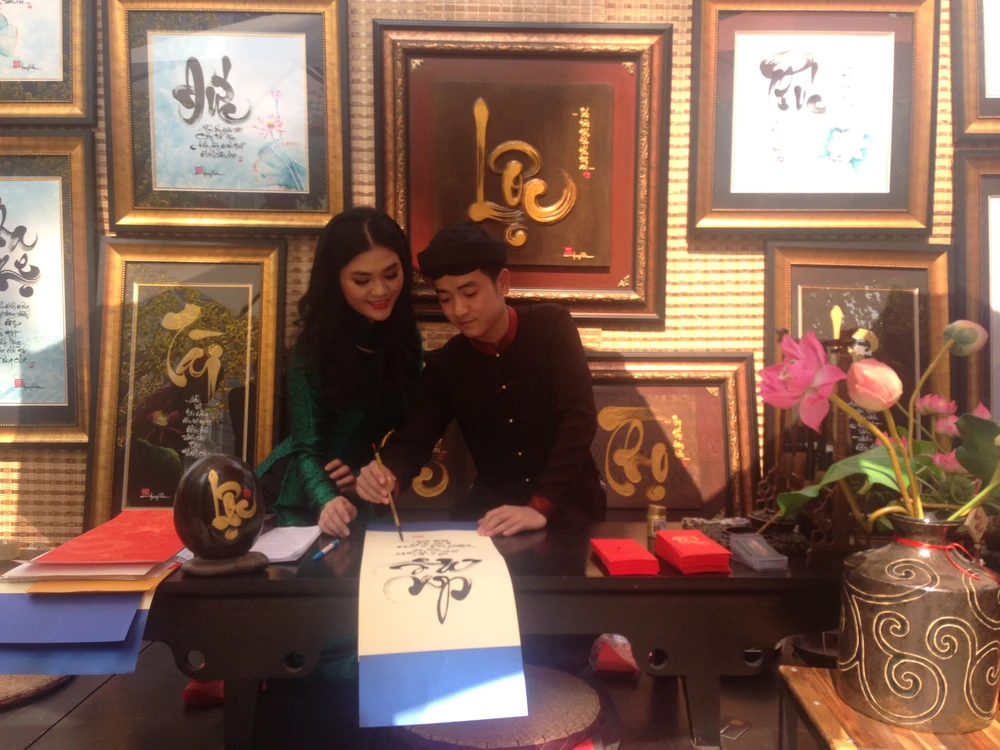 Người đẹp khoe sắc cùng hoa tết Ất Mùi ảnh 13