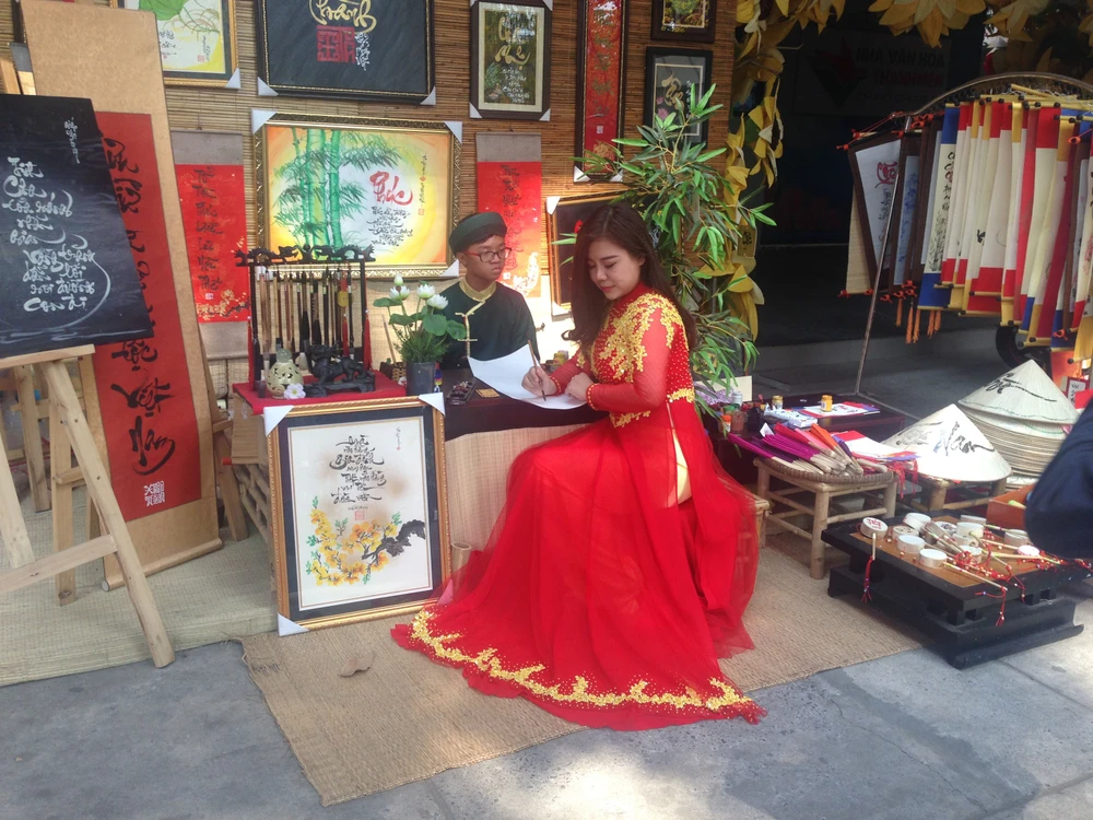 Người đẹp khoe sắc cùng hoa tết Ất Mùi ảnh 9