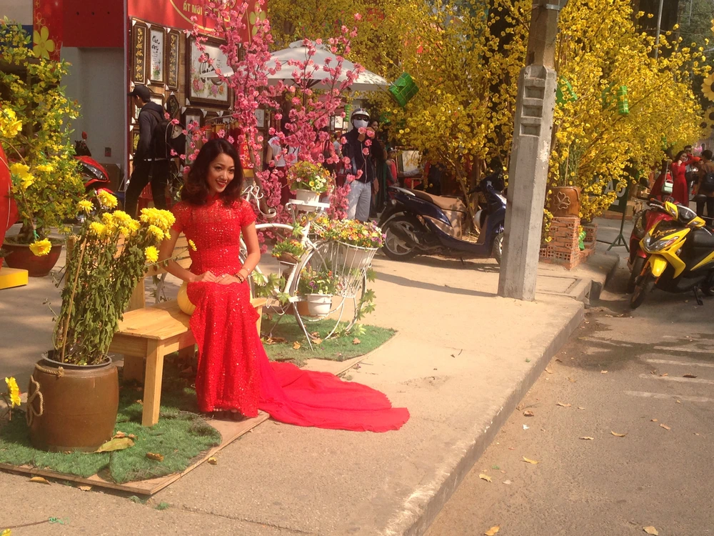 Người đẹp khoe sắc cùng hoa tết Ất Mùi ảnh 8