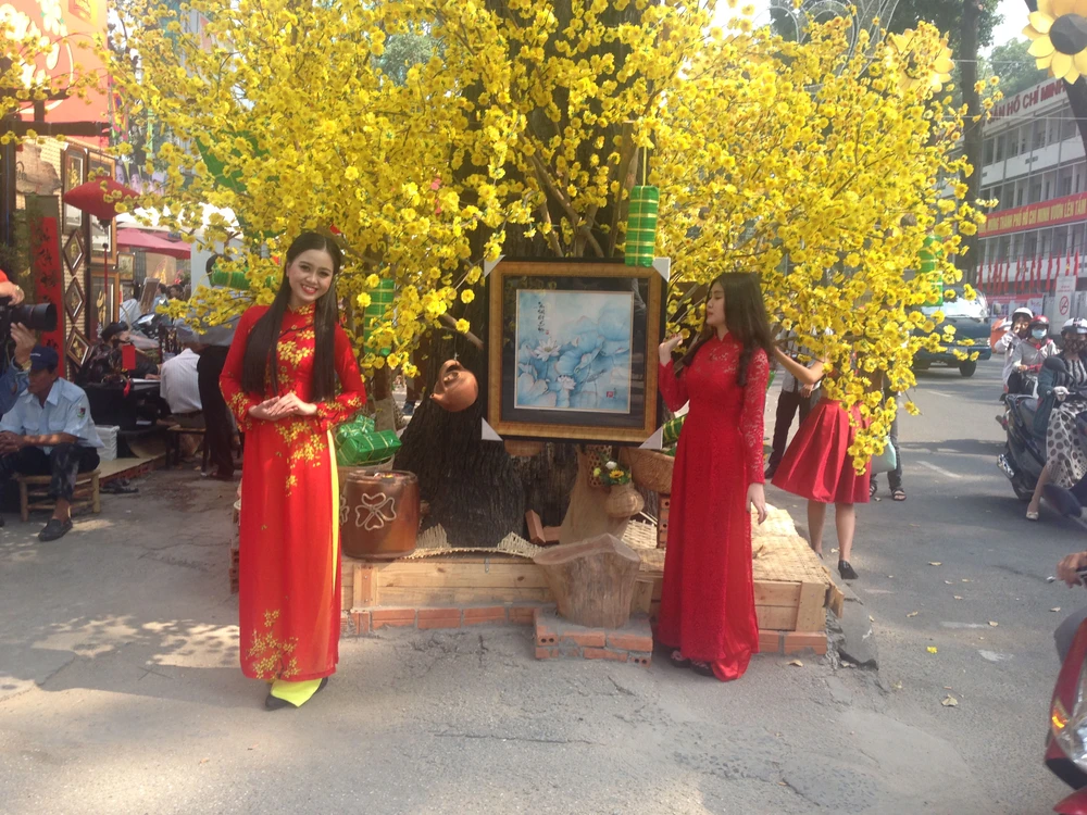 Người đẹp khoe sắc cùng hoa tết Ất Mùi ảnh 6