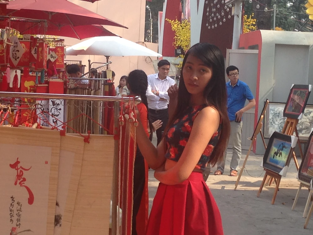 Người đẹp khoe sắc cùng hoa tết Ất Mùi ảnh 4