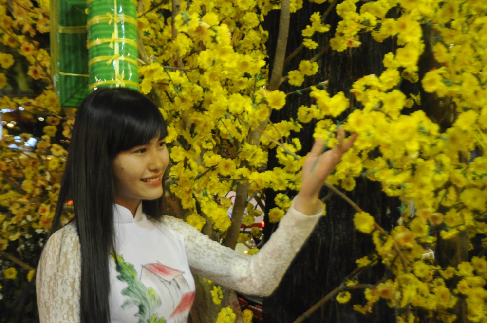 Người đẹp khoe sắc cùng hoa tết Ất Mùi ảnh 18