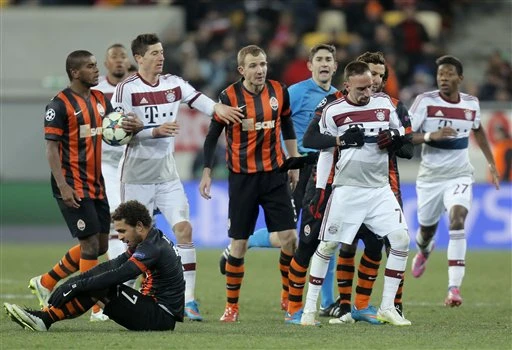 Trận đấu diễn ra căng thẳng và nhiều thẻ phạt