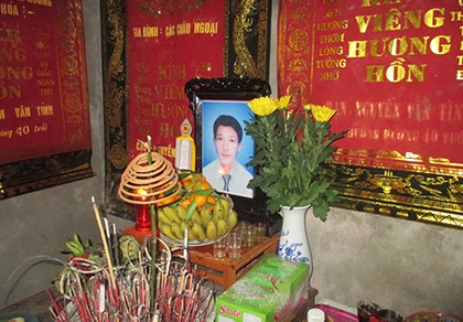 Vụ chết bất thường ở trụ sở UBND xã: Tử thi có tụ máu trong não ảnh 1