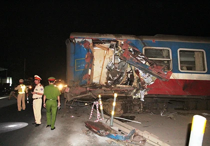 1 người chết, 4 người bị thương khi tàu hỏa bị ô tô cản đường ảnh 1