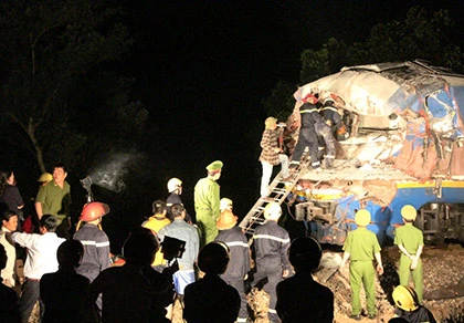 1 người chết, 4 người bị thương khi tàu hỏa bị ô tô cản đường ảnh 3