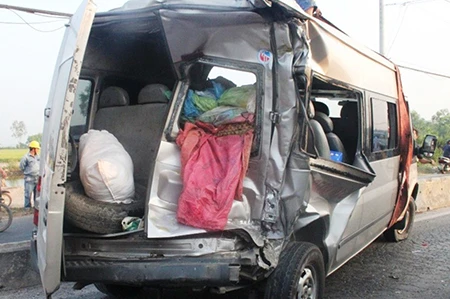 Dừng bên đường sửa xe, bất ngờ bị container lao tới tông chết ảnh 2