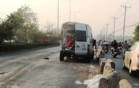 Dừng bên đường sửa xe, bất ngờ bị container lao tới tông chết ảnh 1