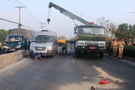 Dừng bên đường sửa xe, bất ngờ bị container lao tới tông chết ảnh 3