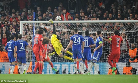 Terry kèm... đồng đội Cahill trong bàn thua quyết định của Chelsea ảnh 4