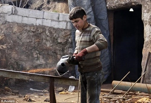 Xem quân nổi dậy Syria tự sản xuất vũ khí trong hang động ảnh 2